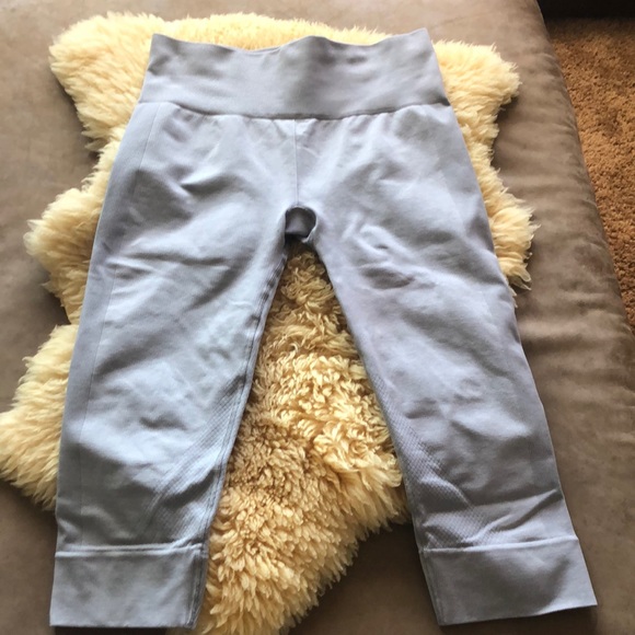EUC Lululemon seamless capris